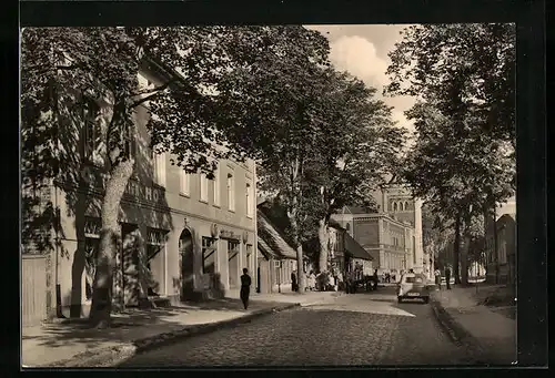 AK Dargun /Meckl, Schlossstrasse mit Blick zum Rathaus