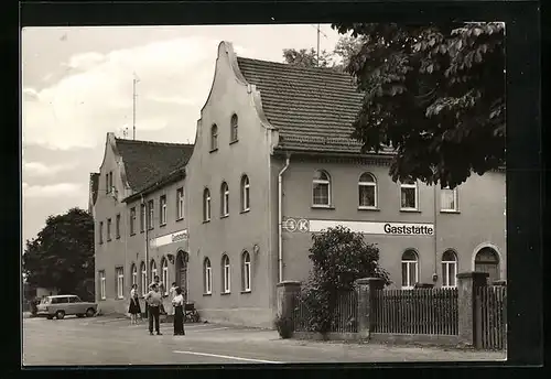 AK Schmannewitz /Kr. Oschatz, Konsum-Gaststätte mit Gästen davor