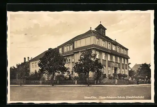 AK Riesa /Elbe, Hans-Schemm-Schule mit Strassenpartie