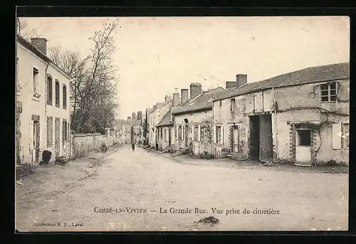 AK Cossé-le-Vivien, La Grande Rue, Vue prise du Cimetière, Strassenpartie