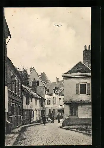 AK Noyon, Strassenpartie mit Passanten