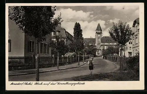 AK Arnsdorf /Sachs., Blick auf das Verwaltungsgebäude mit Jungen