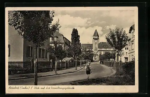 AK Arnsdorf /Sachs., Blick auf das Verwaltungsgebäude mit Jungen