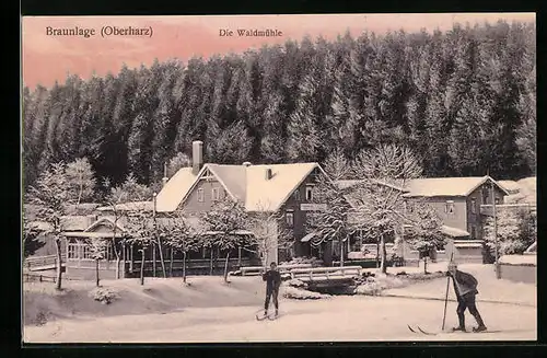 AK Braunlage /Oberharz, Die Waldmühle mit Skifahrern im Winter