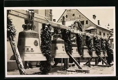 AK Appenzell, Geschmückte Glocken in einer Reihe an Holzbalkengestell auf der Strasse
