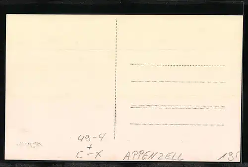 AK Appenzell, Geschmückte Glocken in einer Reihe an Holzbalkengestell auf der Strasse