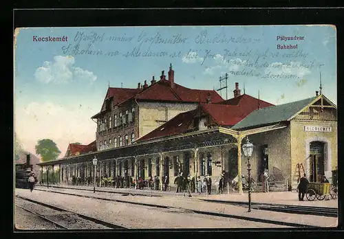 AK Kecskemét, Bahnhof mit einfahrendem Zug und Reisenden auf dem Bahnsteig