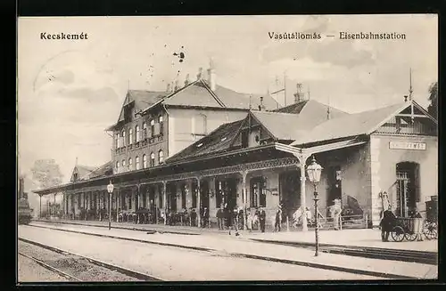 AK Kecskemét, Eisenbahnstation mit einfahrendem Zug und Reisenden auf dem Bahnsteig