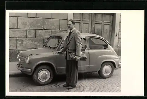 Foto-AK Fahrzeugführer mit seinem Auto Puch 500