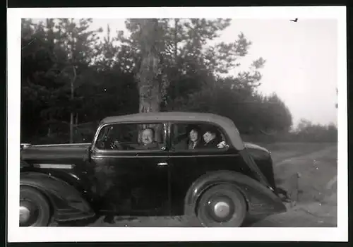 Fotografie Auto Opel, Paare während einer Ausfahrt mit dem PKW