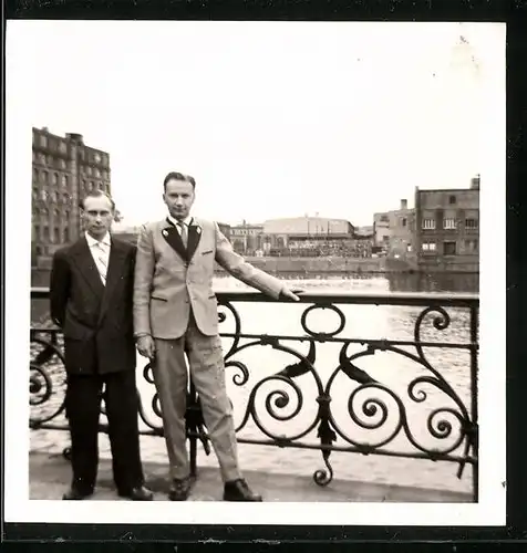 Fotografie unbekannter Fotograf, Ansicht Berlin, Herren auf der Spree-Brücke am Gröhenufer