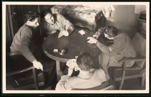 Fotografie Burschen beim Kartenspiel Skat