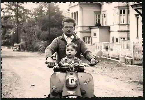 Fotografie Motorrad IWL-Wiesel, Vater & Sohn fahren Motorroller