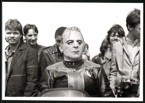 Fotografie DDR-MMM in Leipzig, Motorrad-Fahrer mit Maske Frankenstein's Monster
