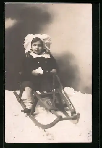 Foto-AK Drolliges Mädchen mit ihrem Schlitten im Schnee