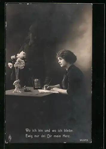 Foto-AK Trauernder Witwe erscheint der Geist ihres gefallenen Gatten