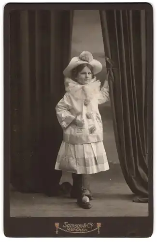 Fotografie Samson & Co., München, kleines Mädchne im Kostüm als Clown / Harlekin mit schielendem Blick