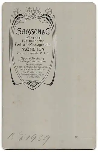 Fotografie Samson & Co., München, kleines Mädchne im Kostüm als Clown / Harlekin mit schielendem Blick
