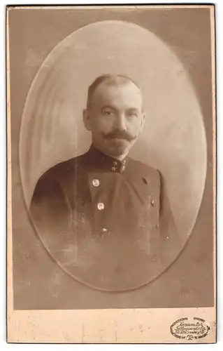 Fotografie Hermann Luh, Seifhennersdorf i. Sa., Portrait Eisenbahner in Uniform mit Mustach