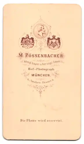 Fotografie M. Pössenbacher, München, Portrait ältere Dame im Kleid mit Haarnetz und Spitzenkragen