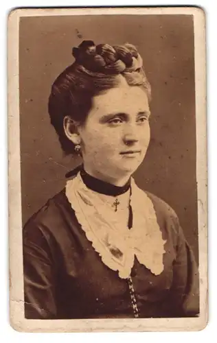 Fotografie Otto Seligmüller, Schleswig, Portrait junge Dame im dunklen Kleid mit Spitzenkragen und hochgesteckten Haaren