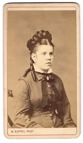Fotografie W. Boppel, Schwäbisch Gmünd, junge Frau im Biedermeierkleid mit Korkenzieherlocken und Schleife