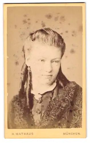 Fotografie H. Mathaus, München, junge Dame im Kleid mit langen Korkenzieherlocken und Ohrringen