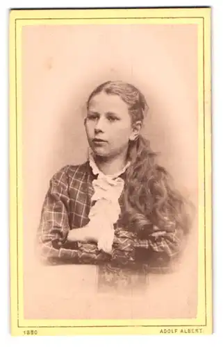 Fotografie Adolf Albert, Bodenbach / Böhmen, junges Mädchen im karierten Kleid mit langem Zopf