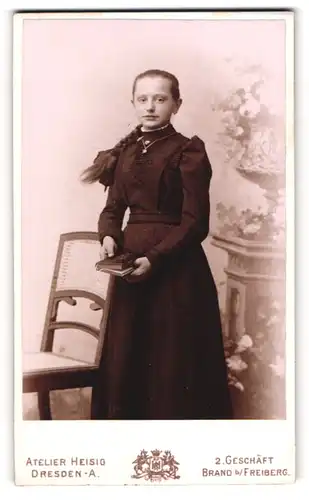 Fotografie Hesig, Dresden, junges sächsisches Mädchen im schwarzen Kleid mit geflochtenem Zopf