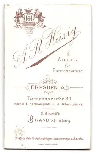 Fotografie Hesig, Dresden, junges sächsisches Mädchen im schwarzen Kleid mit geflochtenem Zopf