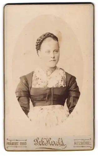 Fotografie Geb. Herold, Kitzbühel, junge Österreicherin im Kleid mit geflochtenen Haaren hochgesteckt