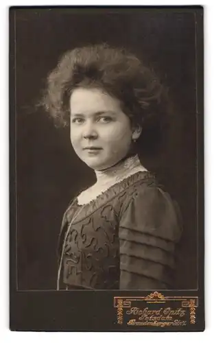 Fotografie Richard Optiz, Potsdam, junge Brandenburgerin im bestickten Kleid mit toupierten Haaren