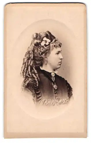 Fotografie Robert Eich, Dresden, Dame im Biedermeierkleid mit langen Korkenzieherlocken, Blume im Haar