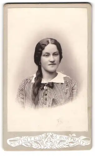 Fotografie unbekannter Fotograf und Ort, junge Frau im Pünktchenkleid mit langem geflochtenem Zopf, Haarschleife