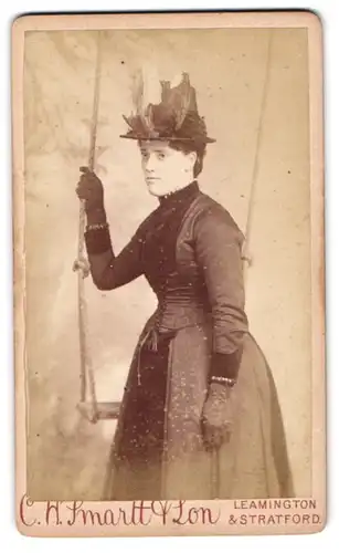 Fotografie C. H. Smartt & Son, Leamington, junge Engländerin im Biedermeierkleid mit Federhut an einer Schaukel