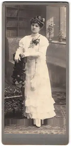 Fotografie unbekannter Fotograf und Ort, junge Dame im weissen Kleid mit Handtasche und Ansteckblume
