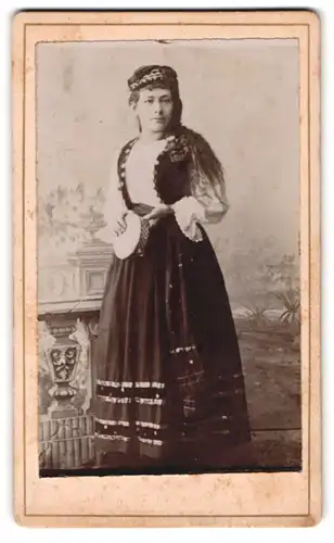 Fotografie unbekannter Fotograf und Ort, Portrait junge Frau als Musikerin mit Tamburin, Vagabundin, Zigeunerin