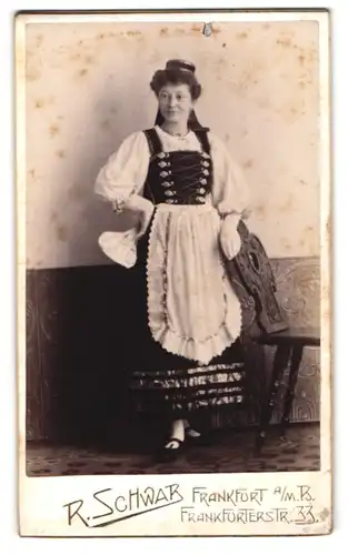 Fotografie R. Schwab, Frankfurt a. Main, junge Dame im Dirndl mit Fächer und Schürze zum Fasching