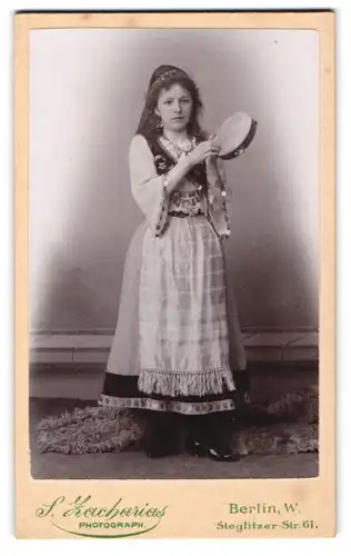 Fotografie S. Zacharias, Berlin, Portrait Tamburin Spielerin im Zigeunerkleid mit Schürze, Vagabundin