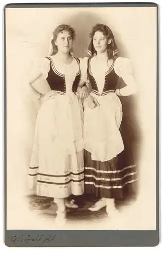 Fotografie G. Lehwald, Ort unbekannt, zwei junge Damen im Dirndl mit Kopftuch