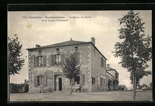 AK Roumazières, La Mairie, les Ecoles et le Square Polakowski