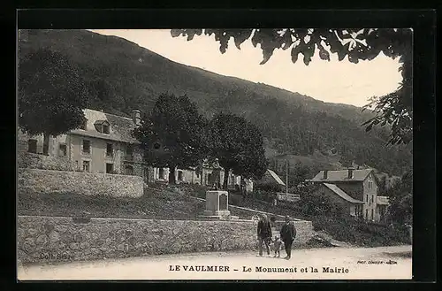 AK Le Vaulmier, Le Monument et la Mairie