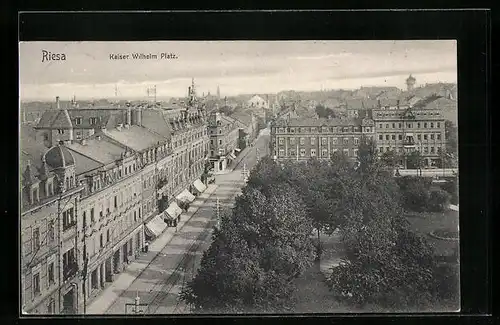 AK Riesa, Kaiser Wilhelmplatz mit Strasse aus der Vogelschau