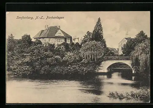 AK Senftenberg /N.-L., Partie in den Parkanlagen, mit Brücke