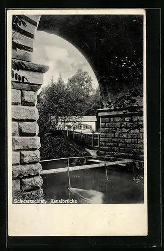 AK Feucht, Wirtschaft Brückkanal durch einen Bogen der Kanalbrücke im Schwarzachtal betrachtet