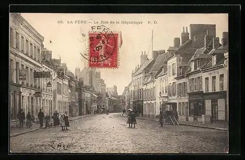 AK La Fère, La Rue de la République, Strassenpartie