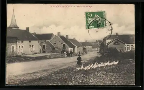 AK La Roche-en-Brenil, Entrée du Village