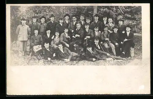 Foto-AK Studentische Szene, Gruppenbild, Studenten in Anzügen