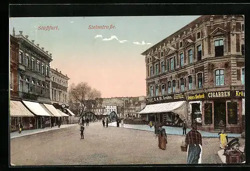 AK Stassfurt, Partie in der Steinstrasse, mit Passanten und Geschäften