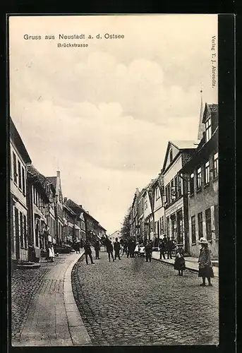 AK Neustadt a. d. Ostsee, Blick in die belebte Brückstrasse